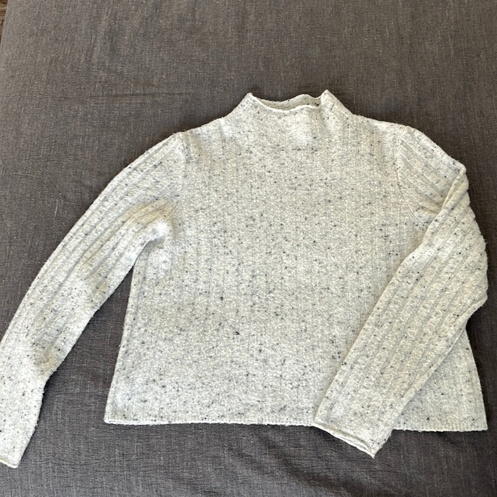 Medium turtle neck sweater.